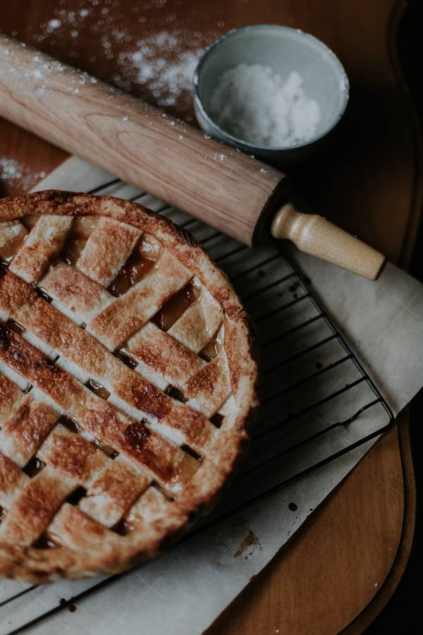 baking apple pie cottagecore style